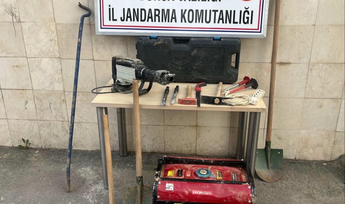 Bursa'nın Gemlik ilçesinde kaçak kazı yapan 4 kişi, jandarma ekipleri