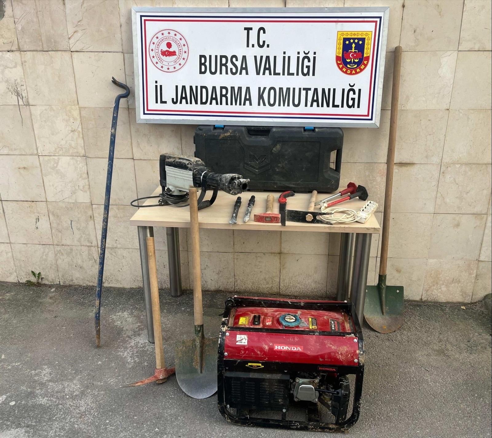 Bursa'nın Gemlik ilçesinde kaçak kazı yapan 4 kişi, jandarma ekipleri