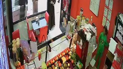 Bursa'nın İnegöl ilçesinde iki kadın, yanlarında getirdikleri küçük çocuğu çiğ