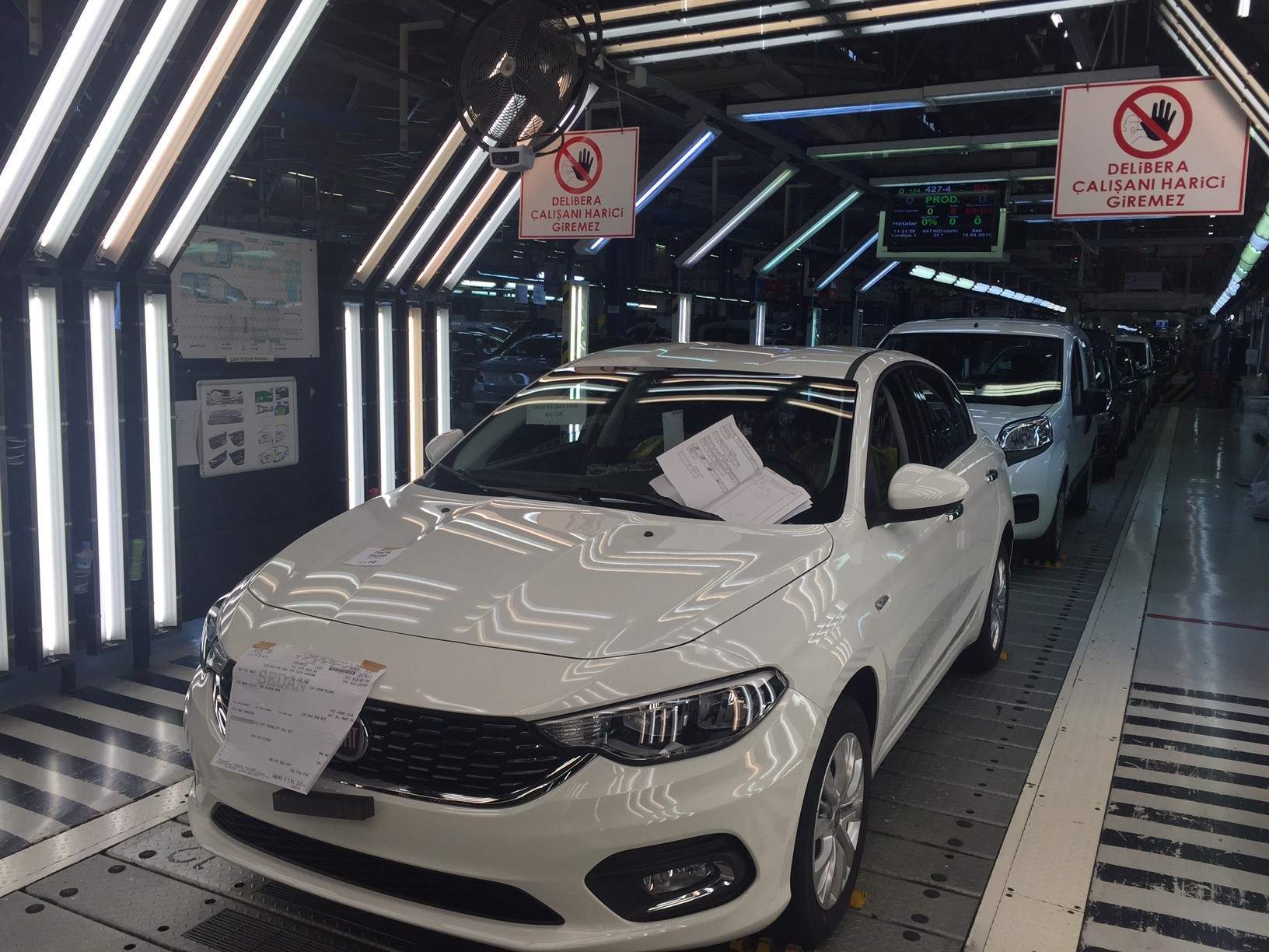 Türkiye'nin en büyük üretim merkezlerinden olan Bursa'daki Türk Otomobil Fabrikası,