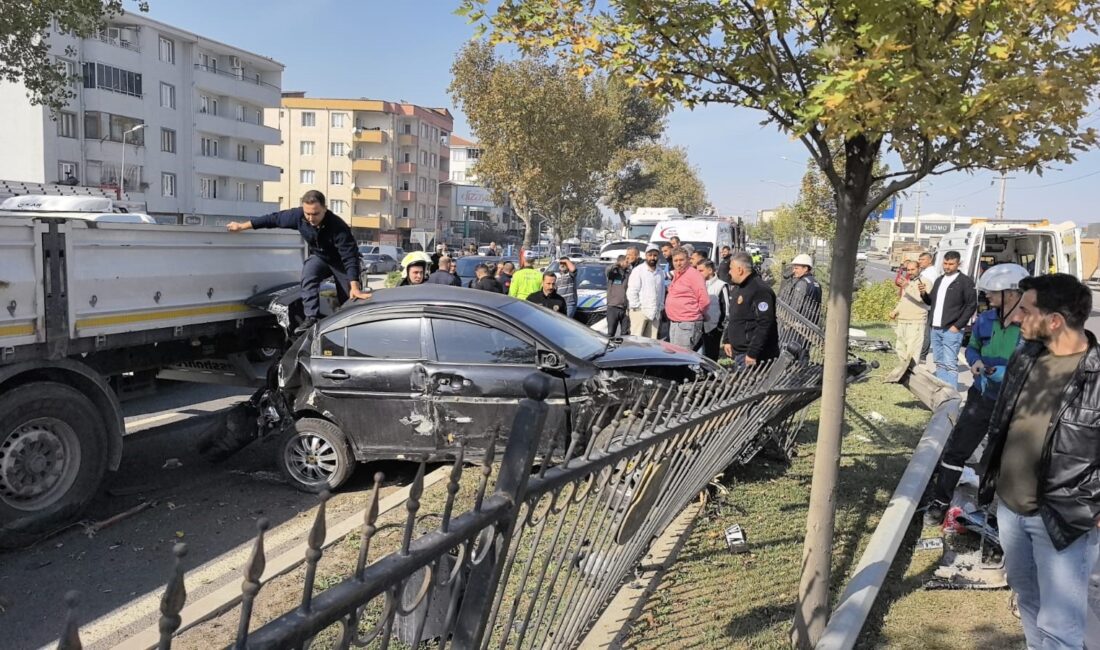 Bursa'nın İnegöl ilçesinde makas atmaya kalkan otomobil, aydınlatma direğine, ağaca