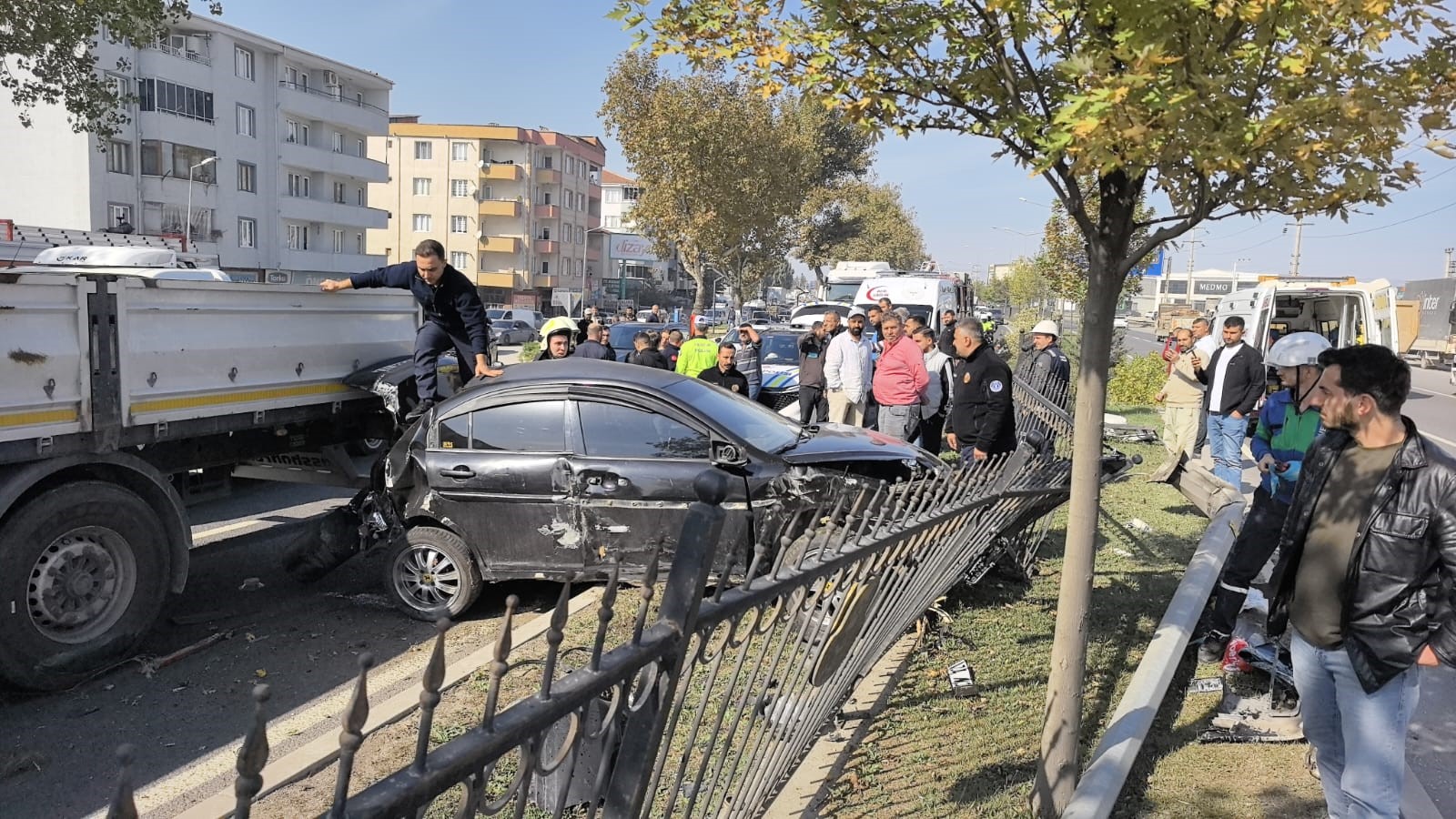 Bursa'nın İnegöl ilçesinde makas atmaya kalkan otomobil, aydınlatma direğine, ağaca