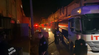 Bursa'nın İnegöl ilçesinde faaliyet gösteren bir mobilya imalathanesinde yangın çıktı.
