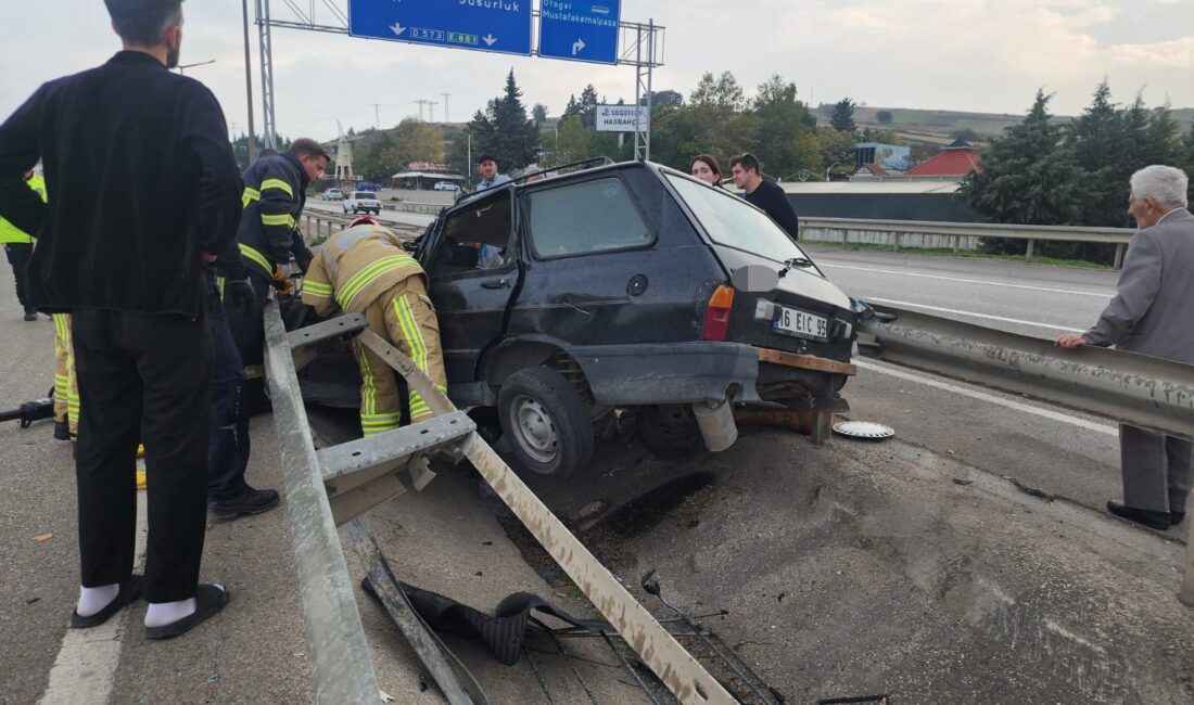 Bursa'nın Mustafakemalpaşa ilçesinde kontrolden çıkan otomobilin bariyere çarptığı kazada 4