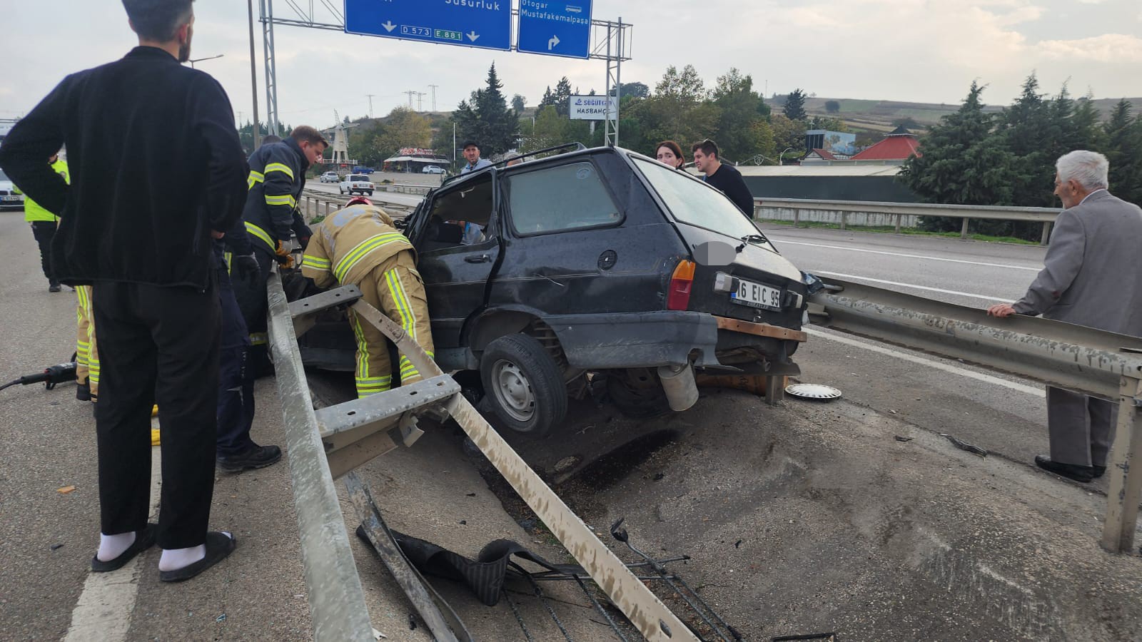 Bursa'nın Mustafakemalpaşa ilçesinde kontrolden çıkan otomobilin bariyere çarptığı kazada 4
