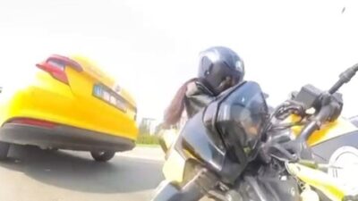 Nilüfer’de trafikte ilerlerken etrafına bakan motosikletli sürücü, önünde duran taksiyi