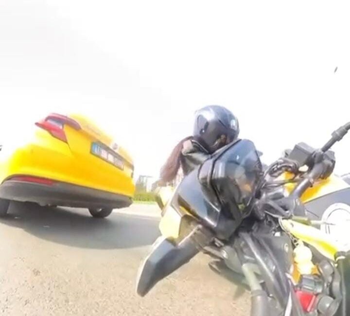 Nilüfer’de trafikte ilerlerken etrafına bakan motosikletli sürücü, önünde duran taksiyi