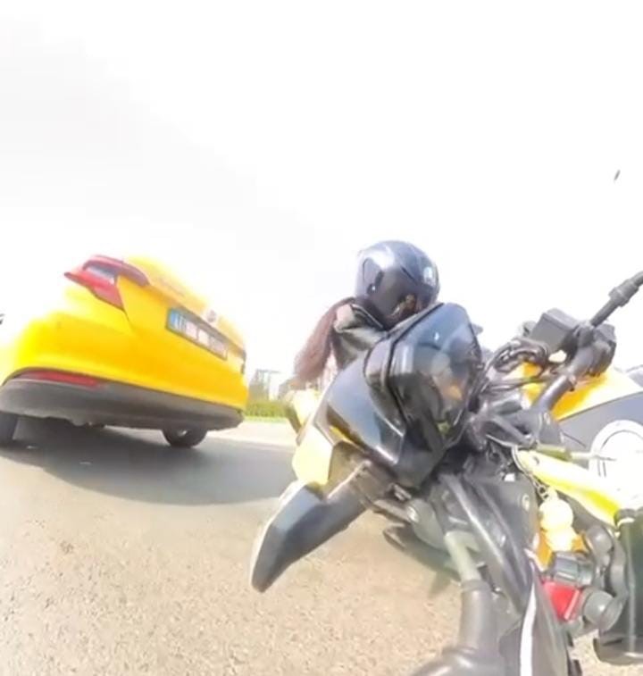 Nilüfer’de trafikte ilerlerken etrafına bakan motosikletli sürücü, önünde duran taksiyi