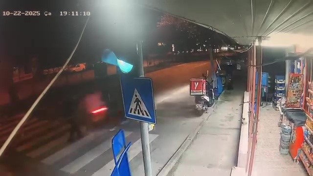 Mudanya yolunda kırmızı ışıkta geçmeye çalışan yaşlı adama motosikletli kurye