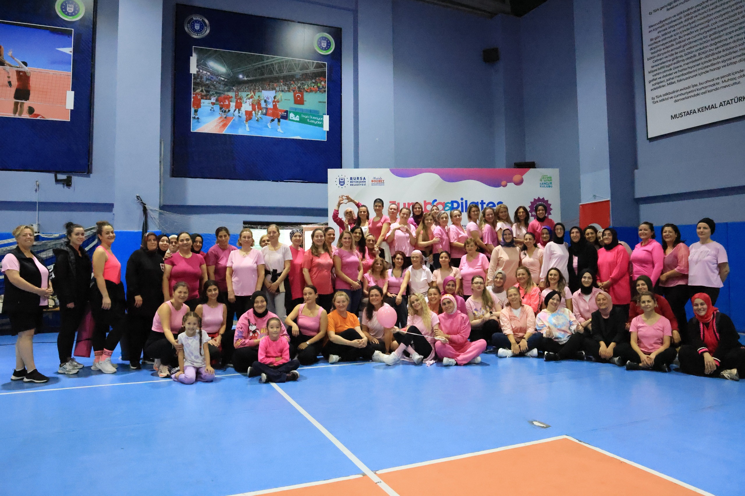 Bursa Büyükşehir Belediyesi tarafından düzenlenen zumba ve pilates dersleriyle kadınlar,