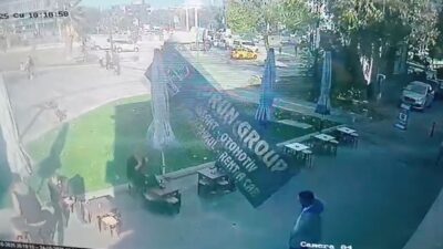 Bursa’da şiddetli lodos nedeniyle bir kafenin üzerindeki tabela yerinden koparak