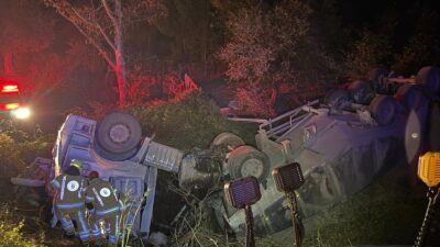 Bursa’nın İznik ilçesinde çimento yüklü bir tır, kontrolden çıkarak şarampole