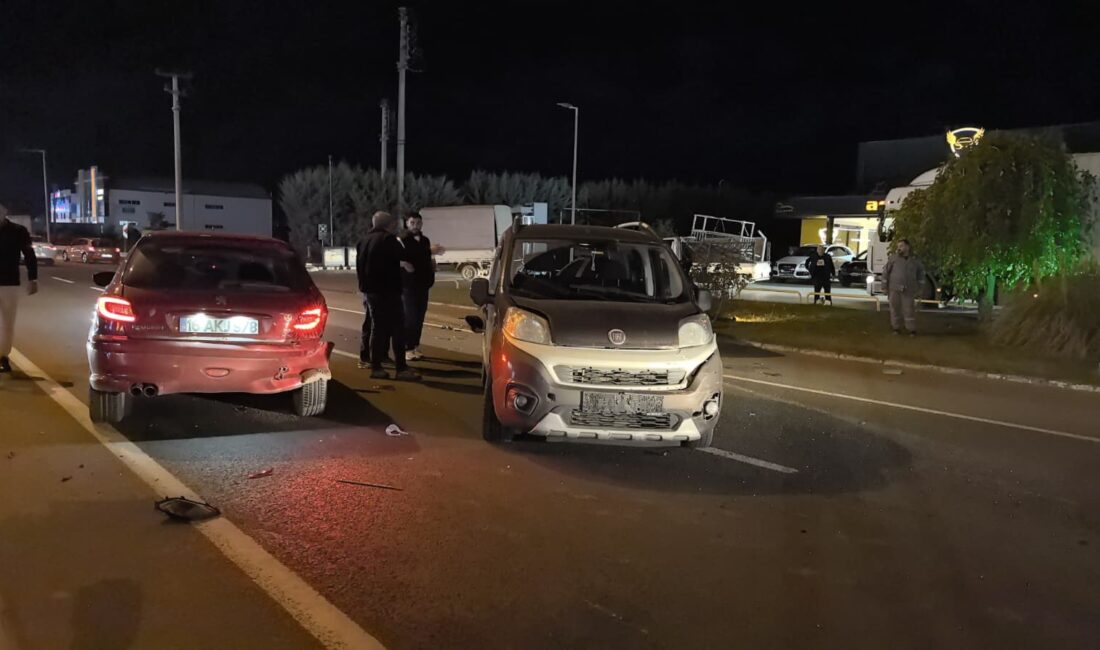 Bursa’da zincirleme kaza: 3 yaralı Bursa'nın İnegöl ilçesinde meydana gelen zincirleme kazada 1'i ticari araç