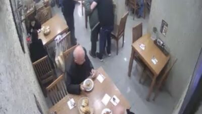 lokantada saniyelerle yarış: heimlich manevrasıyla hayat kurtardılar Mustafakemalpaşa’da bir lokantada yemek yerken boğazına lokma kaçan müşteri, işletme