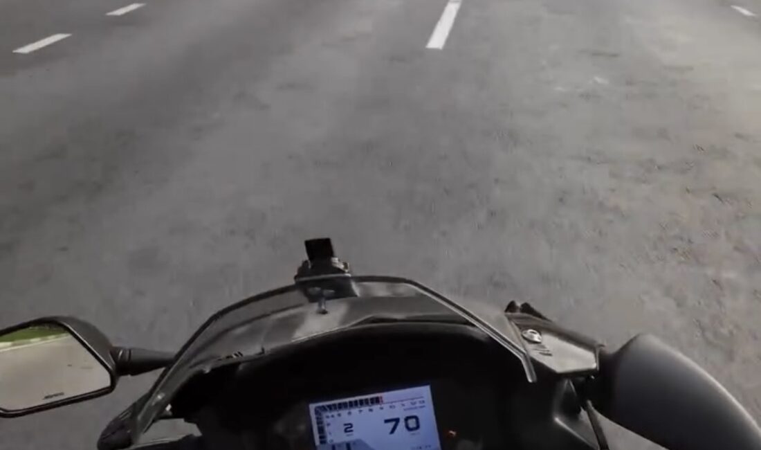 Kırmızı ışık ihlali gerginliğe dönüştü Bursa’da kırmızı ışıkta geçen bir otomobile sinirlenen motosikletli, dikiz aynasını