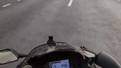 Bursa’da kırmızı ışıkta geçen bir otomobile sinirlenen motosikletli, dikiz aynasını