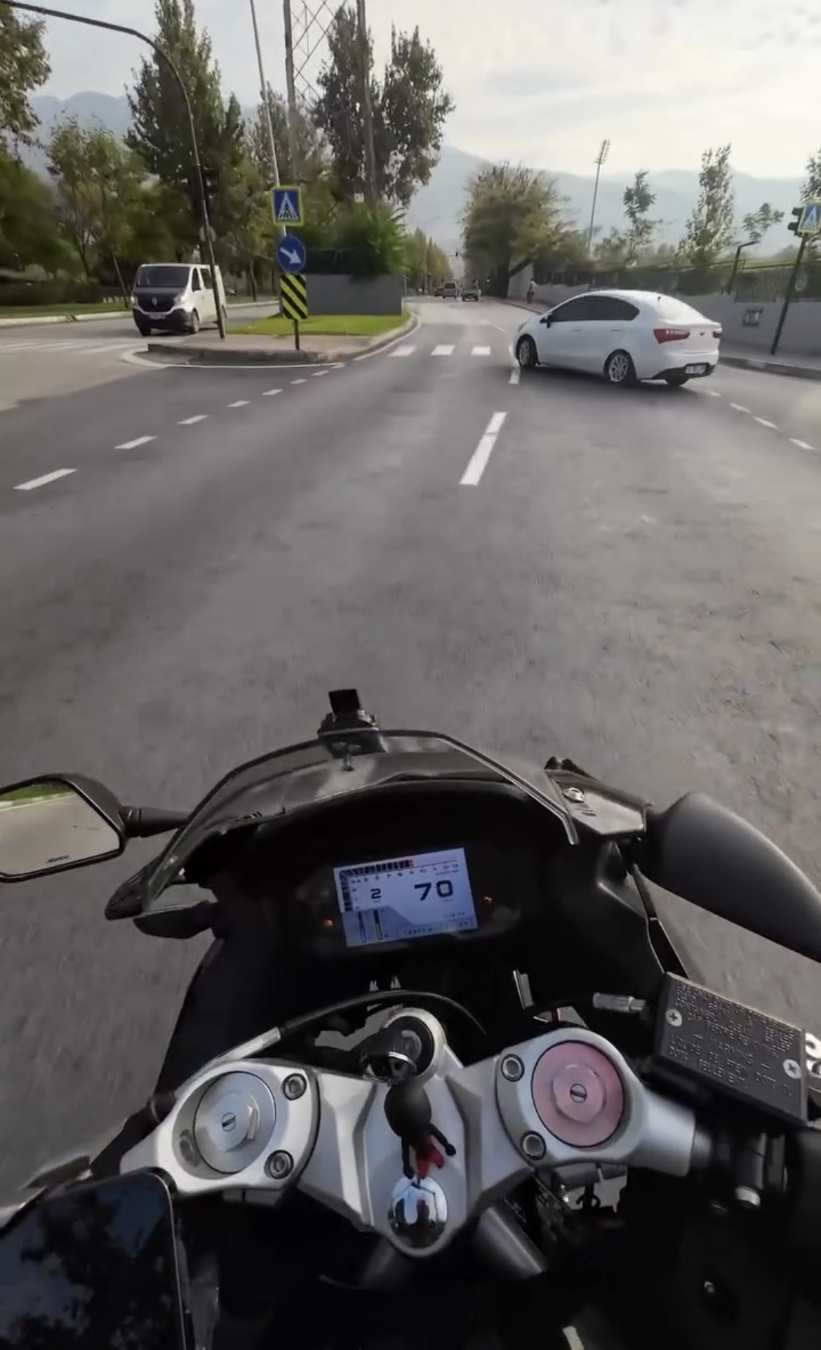 Bursa’da kırmızı ışıkta geçen bir otomobile sinirlenen motosikletli, dikiz aynasını