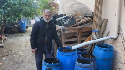 Bursa İznik’te yaşayan bir vatandaş, evinin saçaklarından akan yağmur sularını