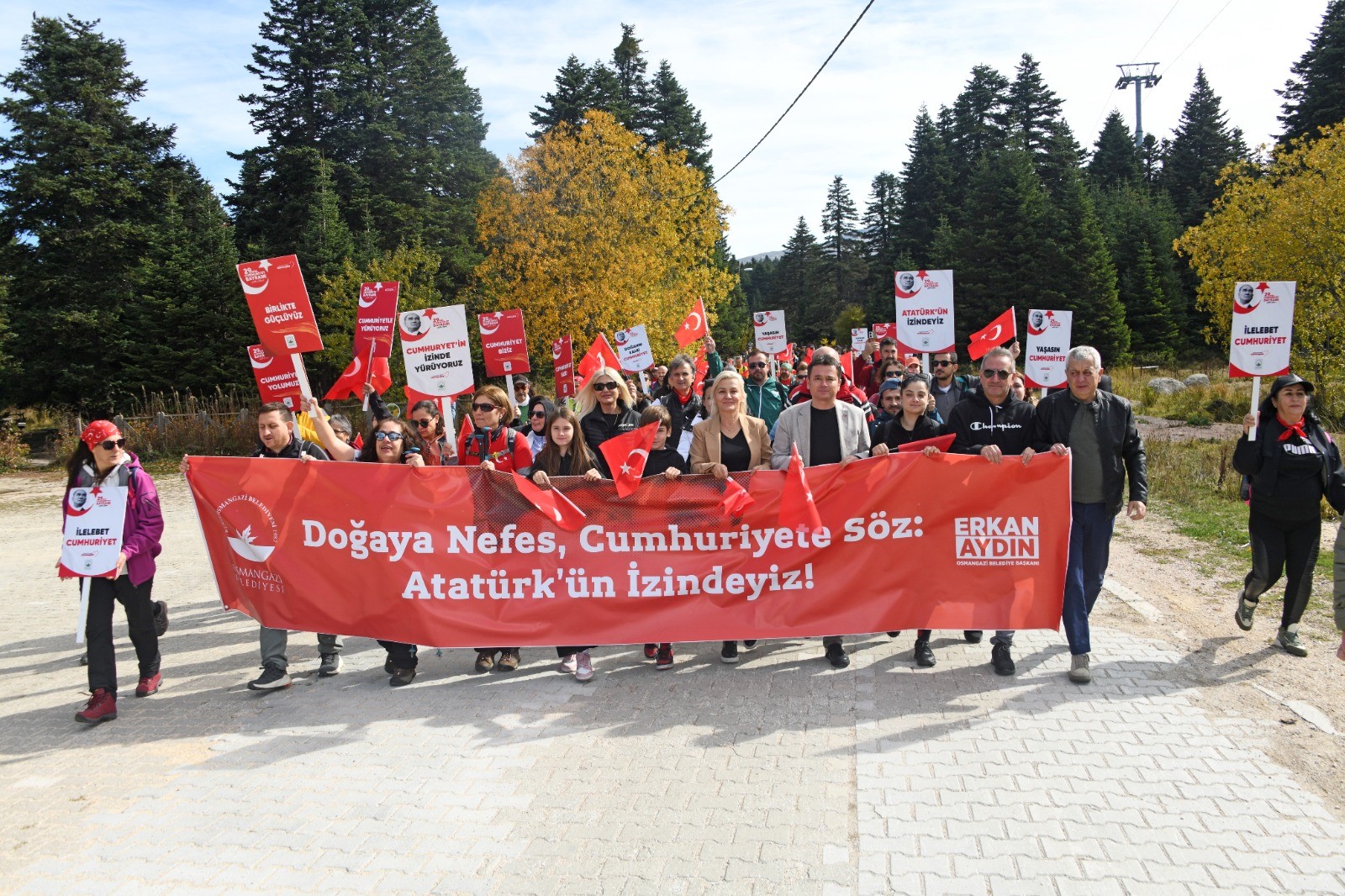 Osmangazi Belediyesi’nin düzenlediği "Doğanın İçinde Cumhuriyetin İzinde" yürüyüşüne katılan 250
