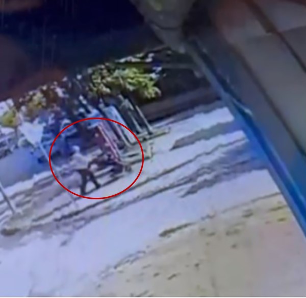 para dolu çantayı otomobilin üstünde unuttu İnegöl’de bir iş adamı, para ve çek dolu çantasını aracının