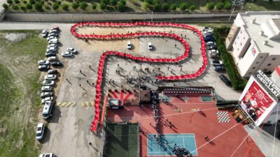 Bursa’da cadde boyu Türk Bayrağı Bursa'da binlerce öğrencinin 500 metrelik dev Türk Bayrağı ile oluşturduğu