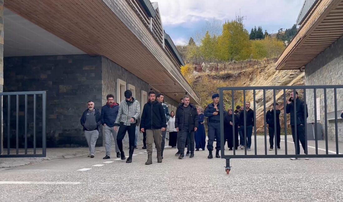 uludağ’da 12 saatlik kabus…kayıp gençler bulundu Bursa’da Uludağ’a kestane toplamaya çıkan iki genç, navigasyonun azizliğine uğrayarak