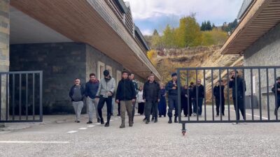 Uludağ’da 12 saatlik kabus…Kayıp gençler bulundu Bursa’da Uludağ’a kestane toplamaya çıkan iki genç, navigasyonun azizliğine uğrayarak