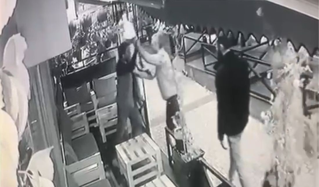 Mekana alınmayan alkollü şahıs dehşet saçtı: 4 yaralı Mekana alınmayan alkollü bir şahsın silahla rastgele ateş açması sonucu