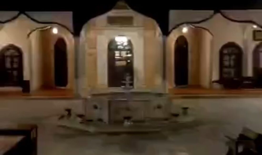 Tarihi caminin kubbesine yıldırım düştü, cemaat korku dolu anlar yaşadı Bursa'da akşam saatlerinde etkili olan sağanak yağış sırasında 596 yıllık