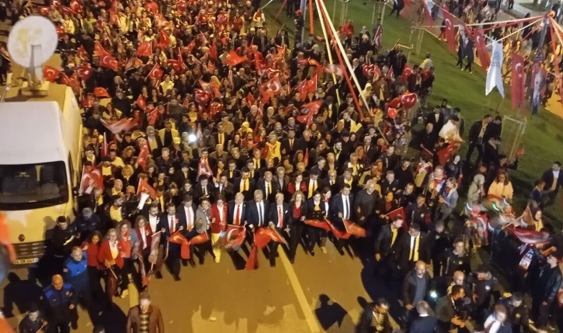 Bursa’da Cumhuriyet Bayramı coşkusu on binleri buluşturdu Cumhuriyet’in 102. yılı Bursa’da on binlerin katıldığı coşkulu etkinliklerle kutlandı.