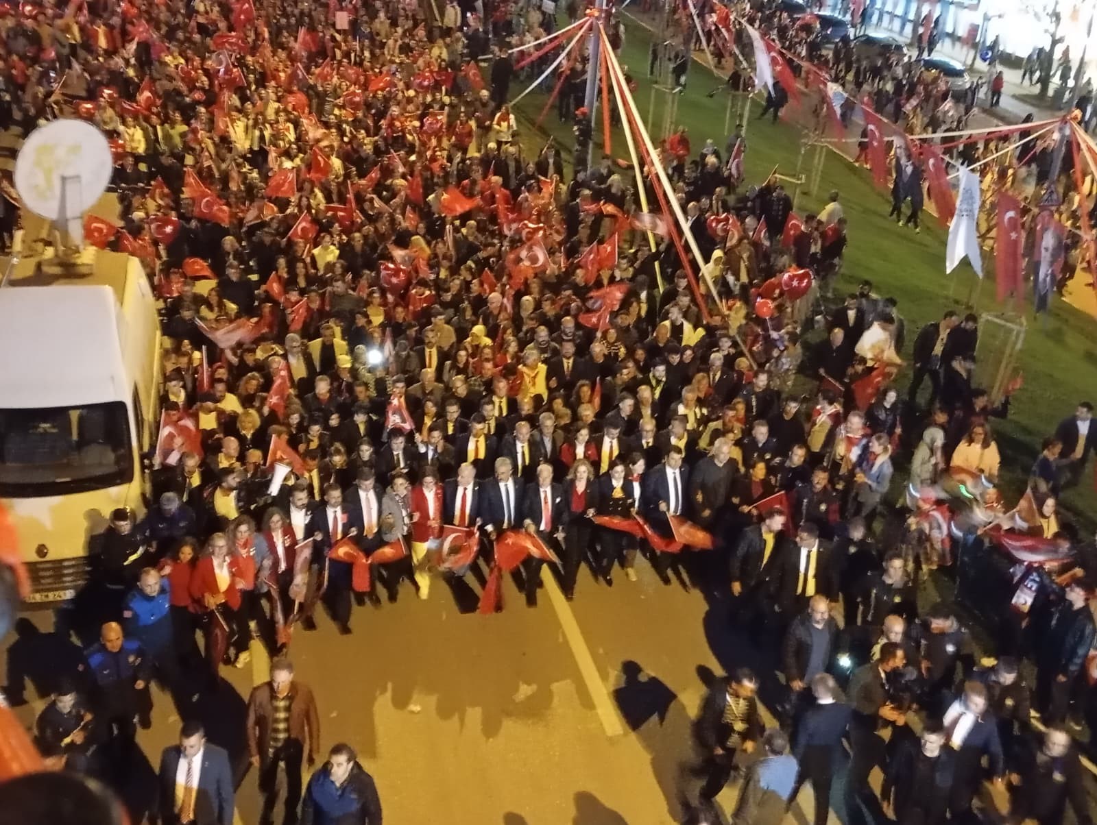 Cumhuriyet’in 102. yılı Bursa’da on binlerin katıldığı coşkulu etkinliklerle kutlandı.