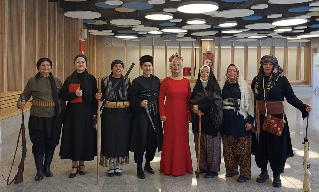 Cumhuriyet defilesi ayakta alkışlandı Nilüfer Kadın Korosu, Cumhuriyet’in 102. yılına özel hazırladığı Cumhuriyet Defilesi