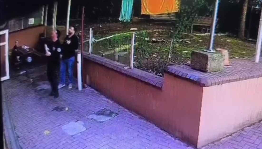 Bursa’da Zafer İtfaiye Amirliği bahçesinde oturan görevli, saniyelerle ölümden döndü.