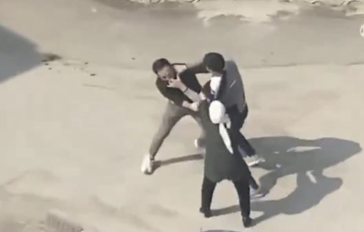 Bursa’da sopalar, yumruklar, terlikler havada uçuştu! Bursa’nın Osmangazi ilçesinde iki sürücü arasında başlayan yol verme tartışması