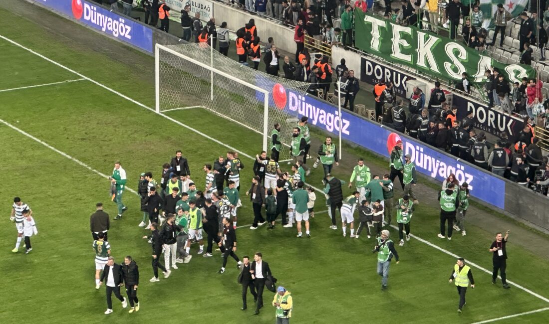 Bursaspor Nesine 2. ligin 8. haftasında evinde ağırladığı Menemenspor'u 3-0