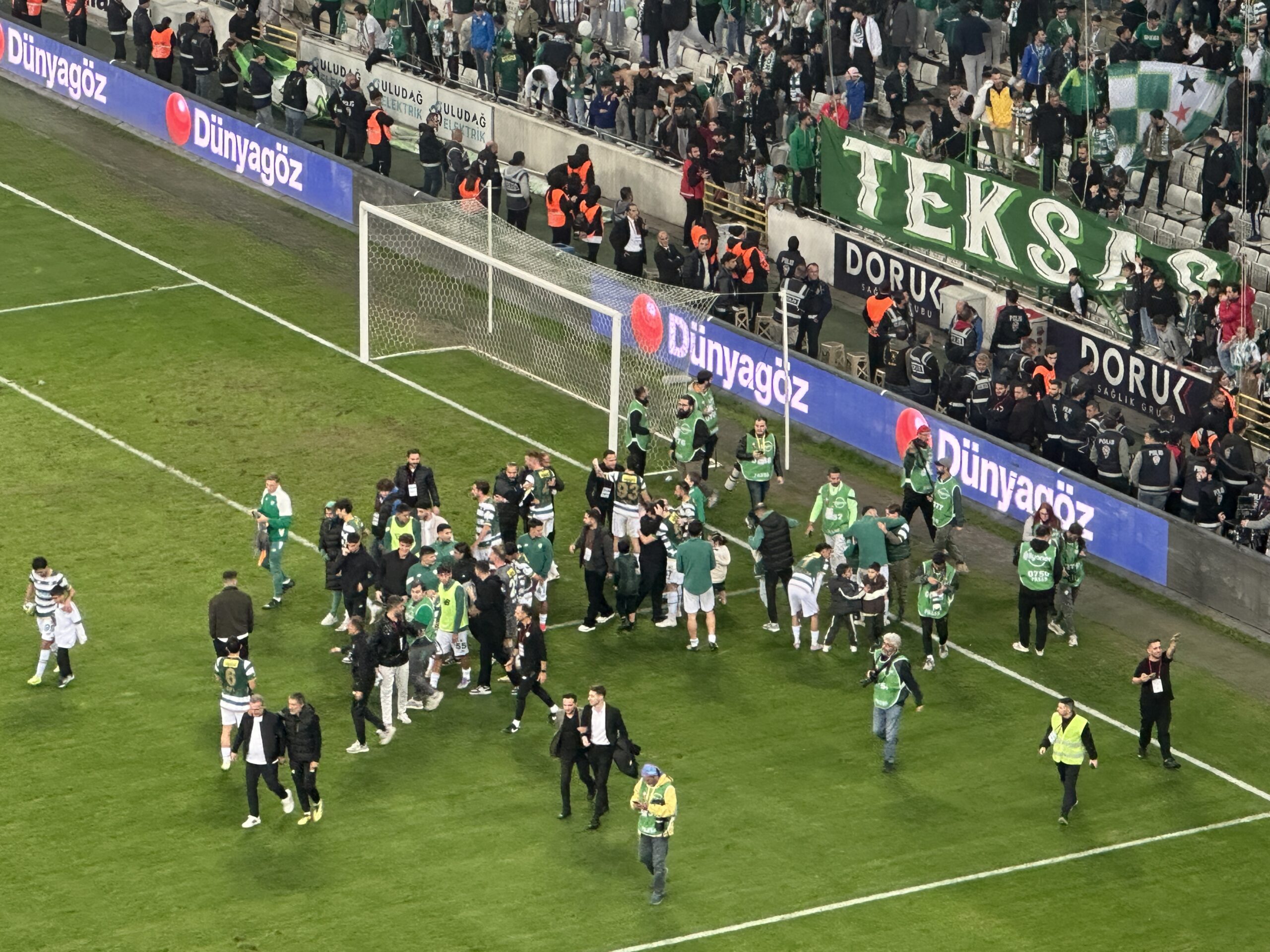 Bursaspor Nesine 2. ligin 8. haftasında evinde ağırladığı Menemenspor'u 3-0
