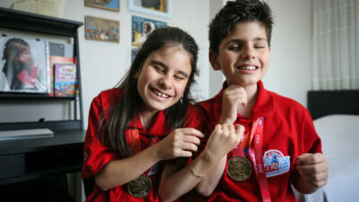 Bursa’da öğrenim gören görme engelli ikizler Ömer ve Emel Erva