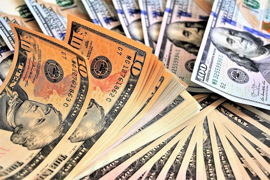Küresel mali sıkıntılar artarken Dolar iki aylık zirveye doğru ilerliyor.
