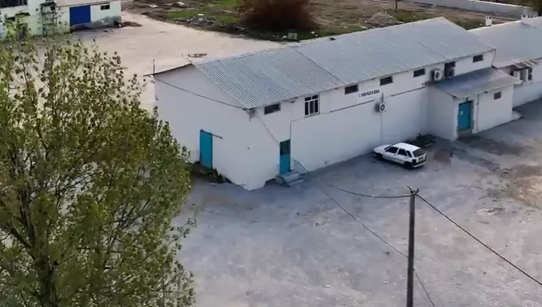 Yenişehir Belediyesi, ilçedeki mezbahanede başlattığı yenileme çalışmalarını sürdürüyor. Hijyen standartlarını