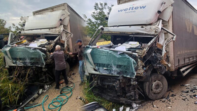 Bursa'nın İnegöl ilçesinde meydana gelen kazada 2 kamyon kafa kafaya