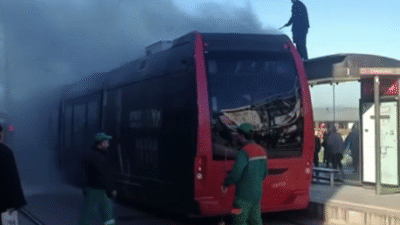 Bursa'da şehir merkezinde seyir halindeyken arıza yapan “İpek Böceği” tramvayında