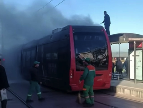 Bursa'da şehir merkezinde seyir halindeyken arıza yapan “İpek Böceği” tramvayında