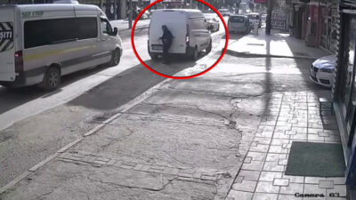 Bursa’nın Nilüfer ilçesinde, aracını park halinden çıkarmaya çalışan sürücü, cadde