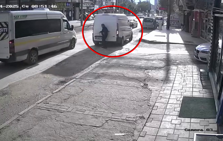 Bursa’nın Nilüfer ilçesinde, aracını park halinden çıkarmaya çalışan sürücü, cadde