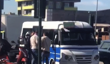 Bursa’nın Yıldırım ilçesinde minibüs şoförü ile motokurye arasında yol verme