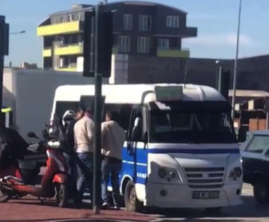 Yol verme tartışması kavgaya dönüştü Bursa’nın Yıldırım ilçesinde minibüs şoförü ile motokurye arasında yol verme