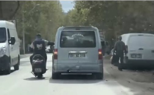 Osmangazi’de bir motosiklet sürücüsü, trafikte seyir halindeyken yanında ilerleyen ticari