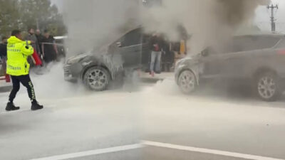 Bursa’nın Nilüfer ilçesinde seyir halindeki bir otomobilden dumanlar yükselmeye başladı.