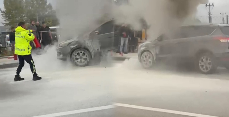 Bursa’nın Nilüfer ilçesinde seyir halindeki bir otomobilden dumanlar yükselmeye başladı.
