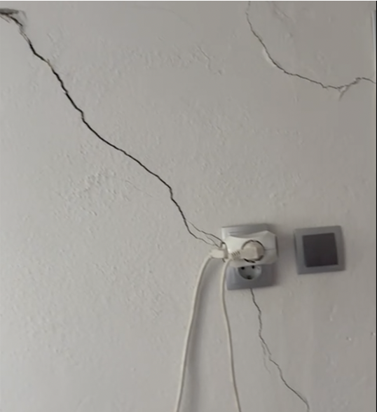 Deprem sonrası çatlayan köy evine izin çıkmadı: “Yıkarsan bir daha yapamazsın” Balıkesir Sındırgı’da meydana gelen 6.1 büyüklüğündeki depremin ardından Bursa’nın Osmangazi